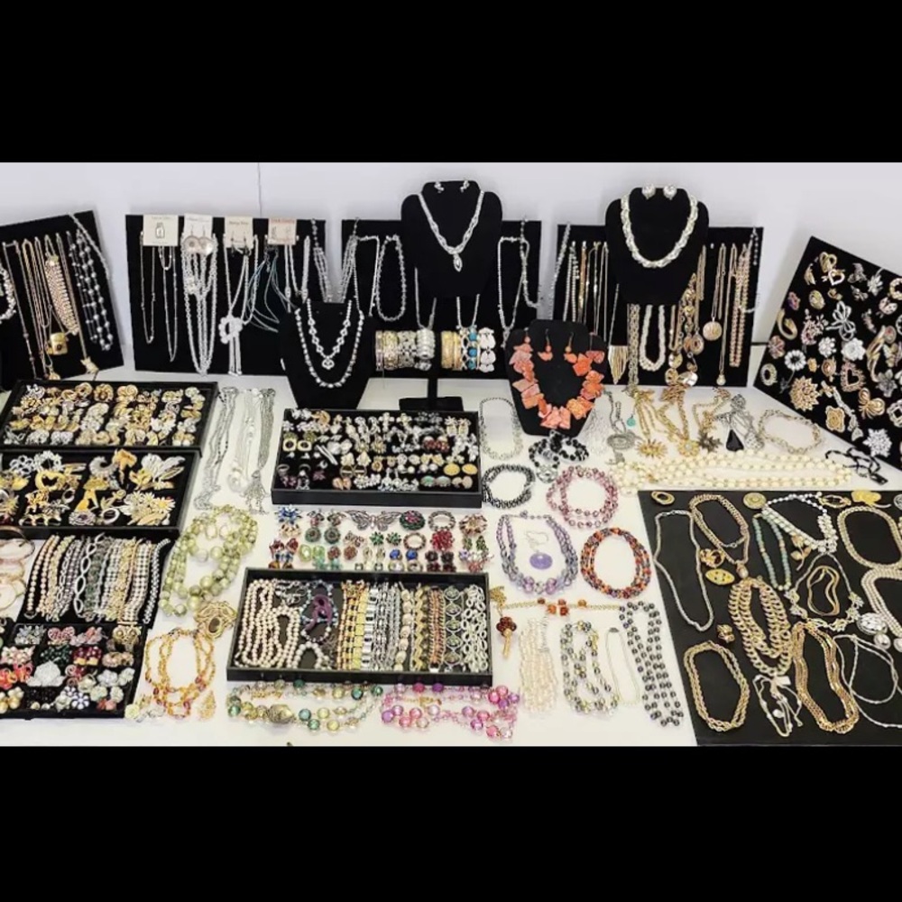 ⚜️ 2 LB Elegant Gold & Silver Jewelry Lot | Necklaces, Earrings, Brooches ⚜️ - Picture 4 of 8